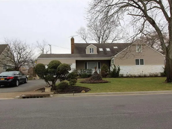 168 Lakeside Drive S, Lawrence, NY 11559