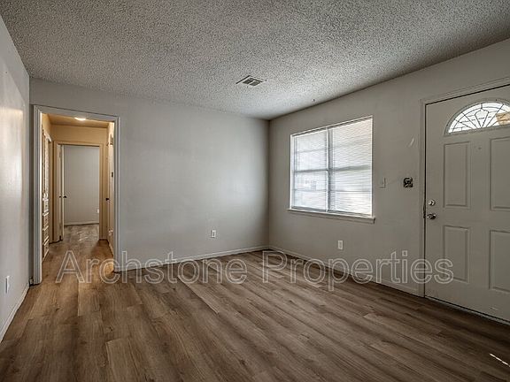 5th image of 1309 Hickory Ln