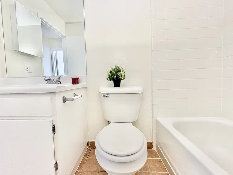 1226 E 7th St #1 — Photo 10