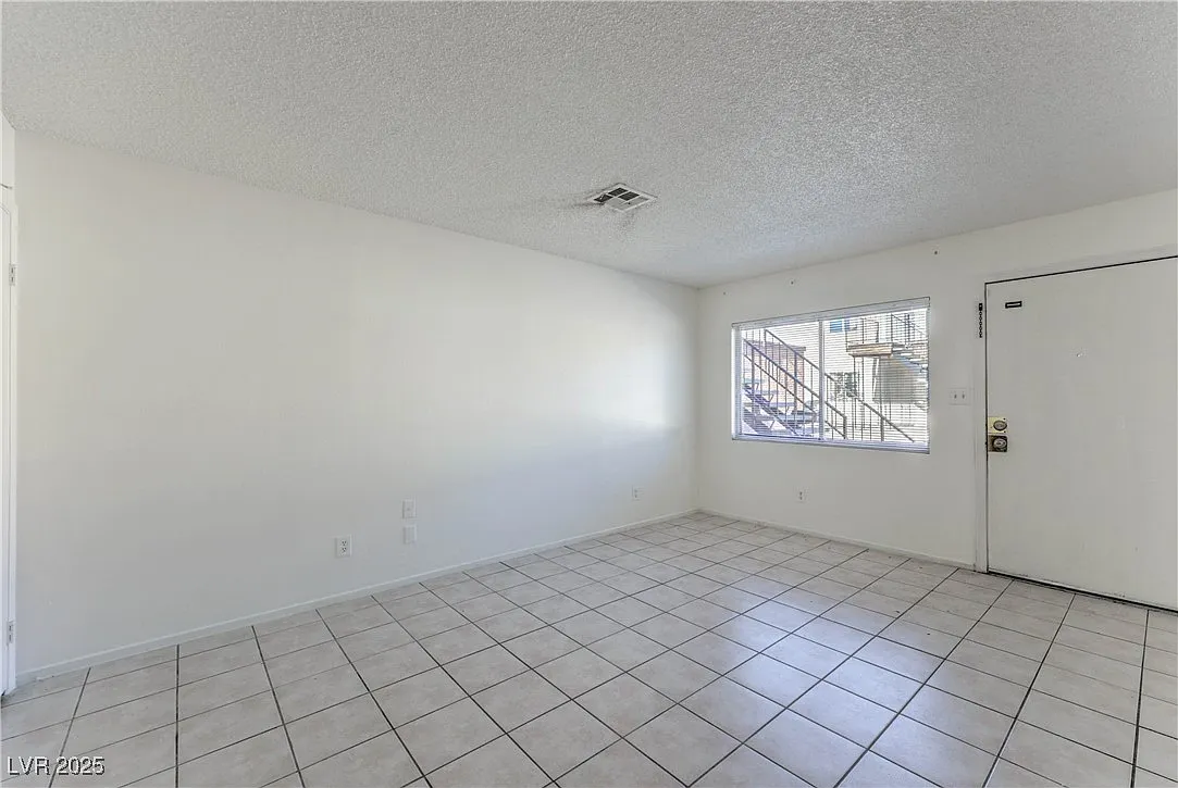 2 bed, 1.0 bath, 3168 sqft, $1,159 — Photo 4