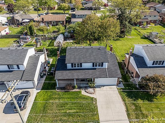 3rd image of 4126 Fox Hill Dr