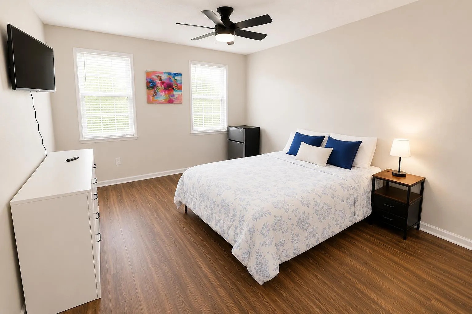 4 bed, 3.0 bath, $784 — Photo 1