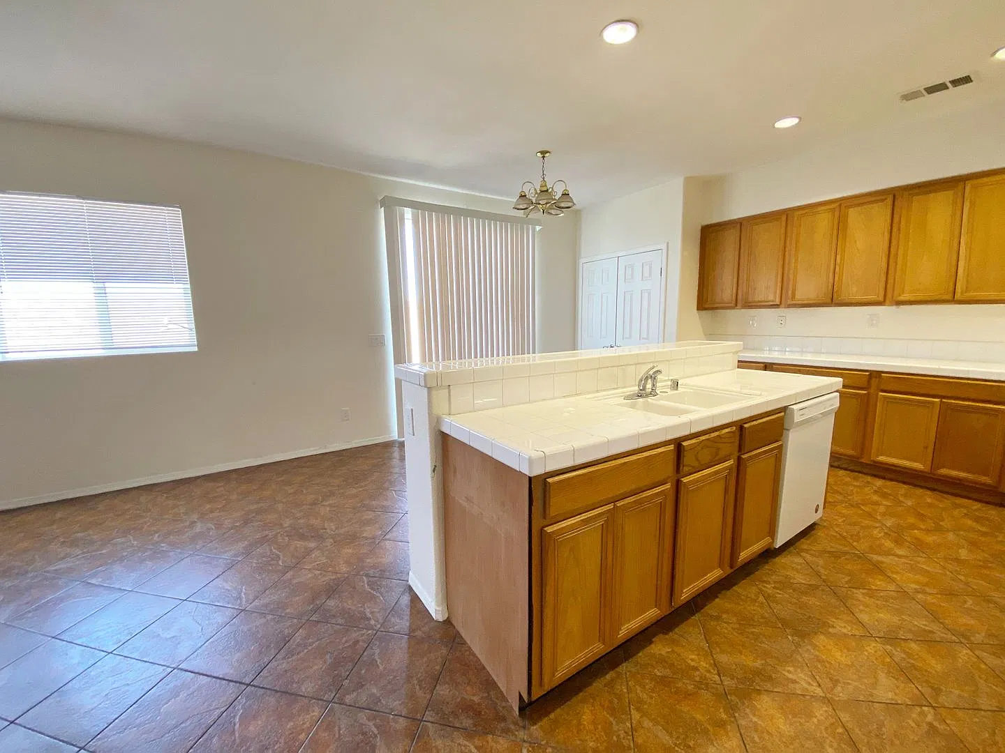 5 bed 4 bath + Loft — Photo 4