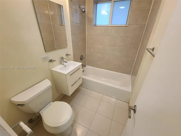 220 Collins Ave #3B — Photo 4