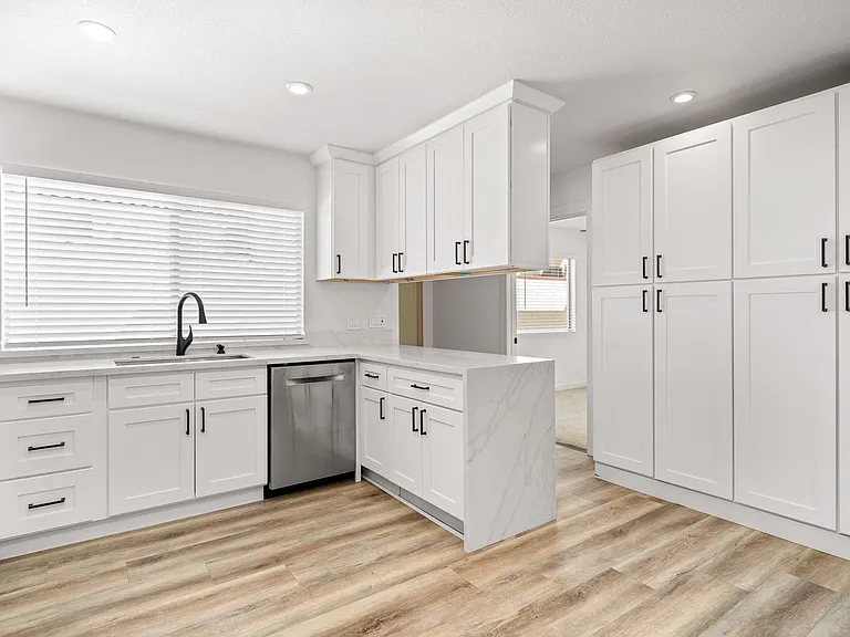 483 S. Pine Street — Photo 4