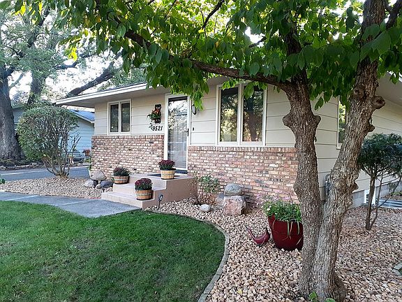 Seasonal decor is a cinch