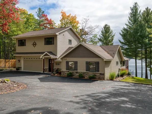 521 Peninsula Trl, Traverse City, MI 49696