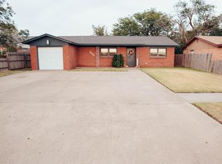 1502 Thunderbird Dr, Plainview, TX 79072