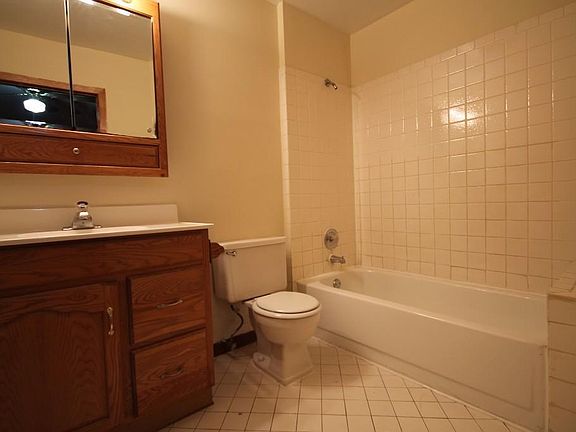 4th image of 825 W Cornelia Ave