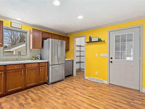KITCHEN WITH WALK-IN PANTRY