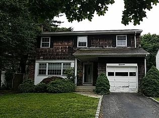 11 Regina Ct, Huntington Station, NY 11746