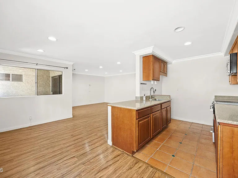 1339 N Columbus Ave #204 — Photo 11