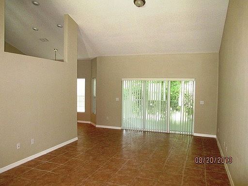 3rd image of 104 Willow Bend Ln