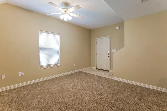1 bed, 1.5 bath, 738 sqft, $1,325 — Photo 3