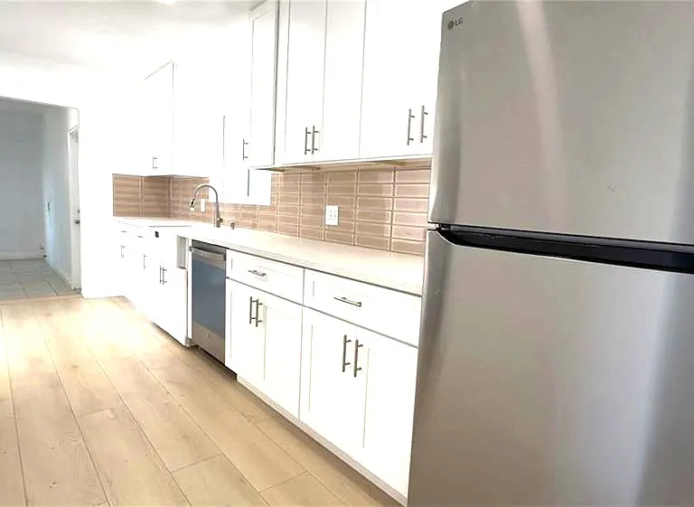233 E Victoria St — Photo 11