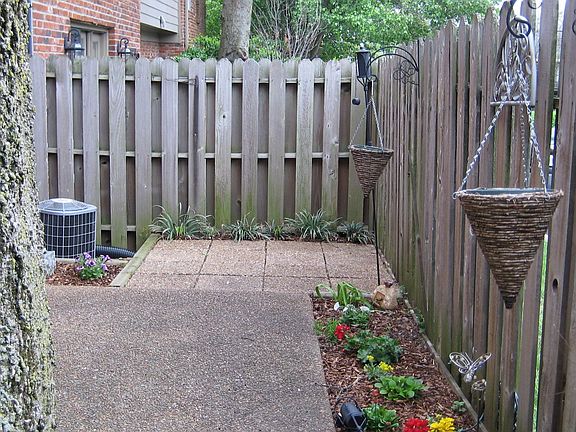 Private patio area for outdoor entertaining!