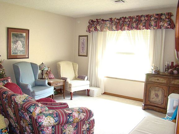 3rd image of 903 NW Cheryl Pl