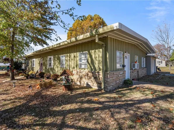 121 Michigan St, Oswego, KS 67356