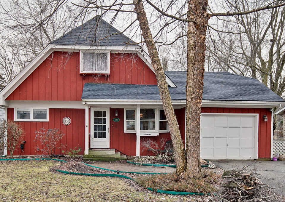 1st image of 823 Menominee Dr