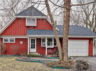 823 Menominee Dr, Lake In The Hills, IL 60156