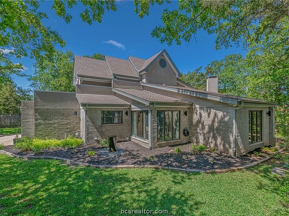 2nd image of 2900 Colton Pl