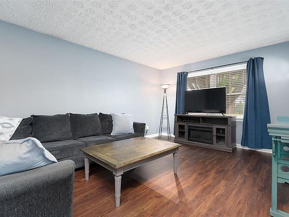 3rd image of 747 Sandra Ln