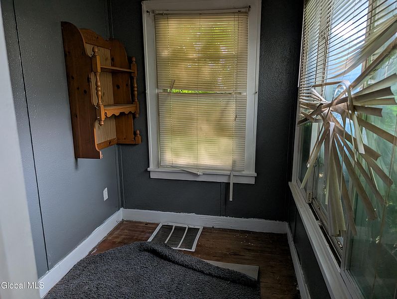 3rd image of 450 Eleanor Street