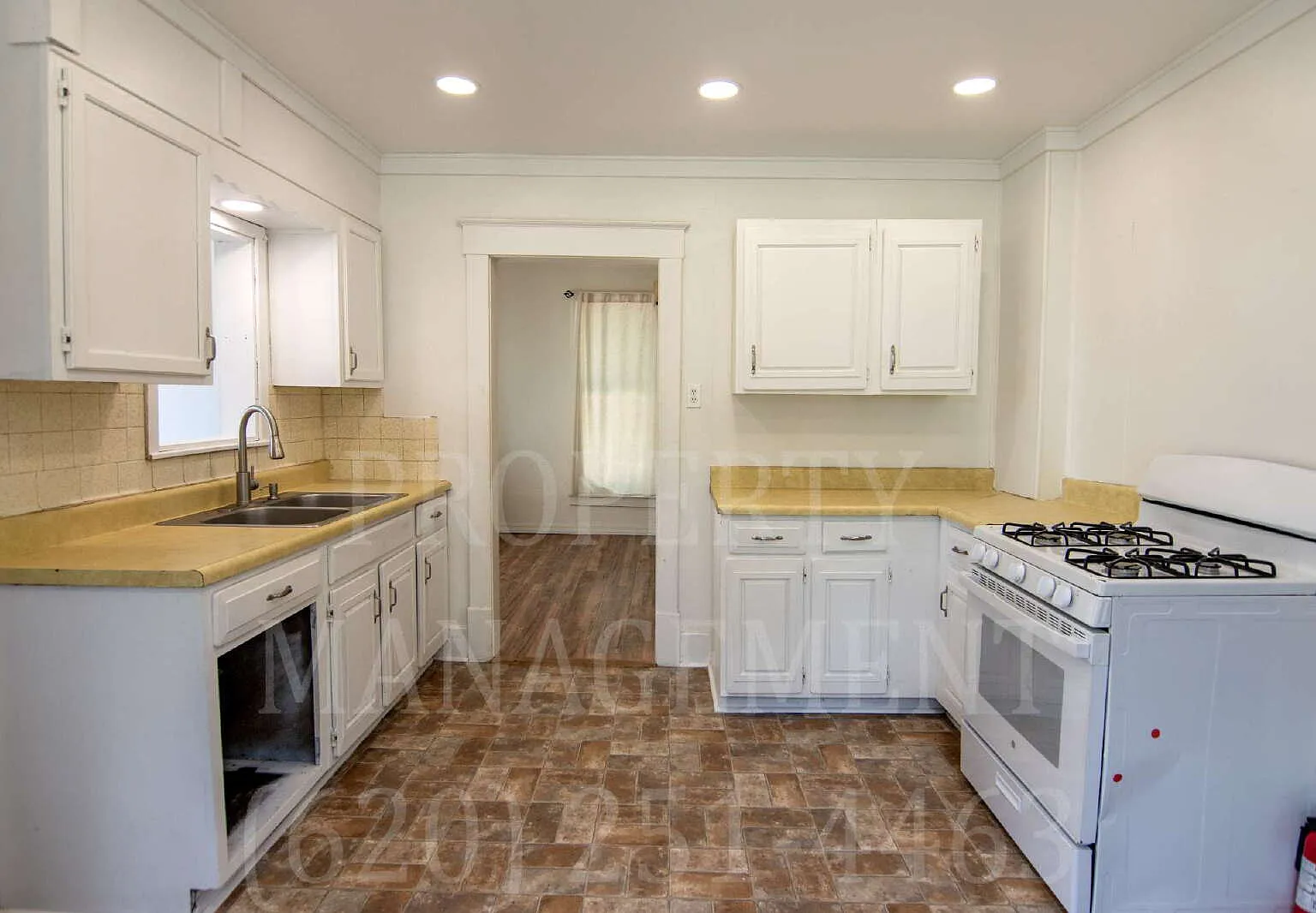 3 bed, 1.0 bath, 1129 sqft, $900 — Photo 2