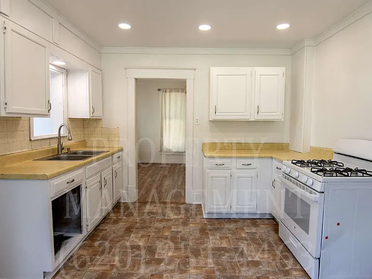 929 E Myrtle St — Photo 2