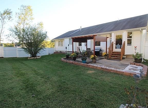 Look at this backyard to enjoy!