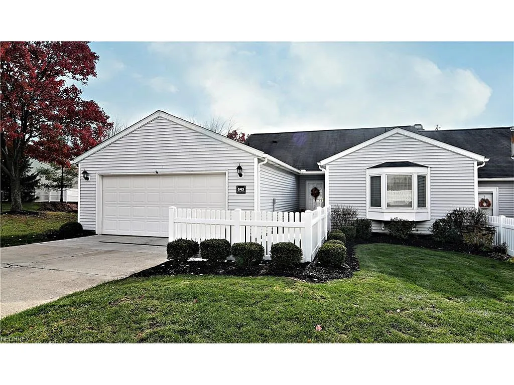 845 Sutton Pl photo 1
