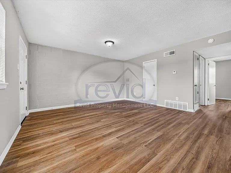 708 Hastings — Photo 26