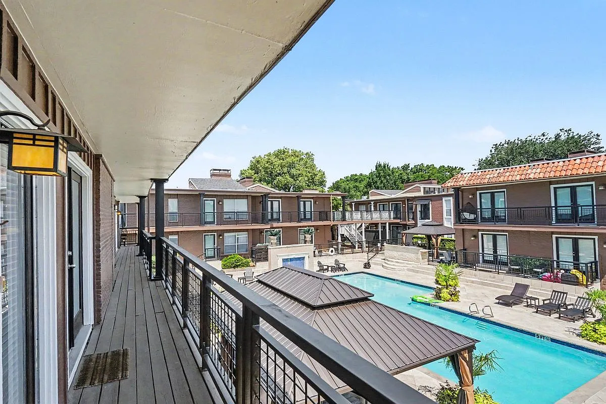 2 bed, 2.0 bath, 1050 sqft, $2,000 — Photo 1