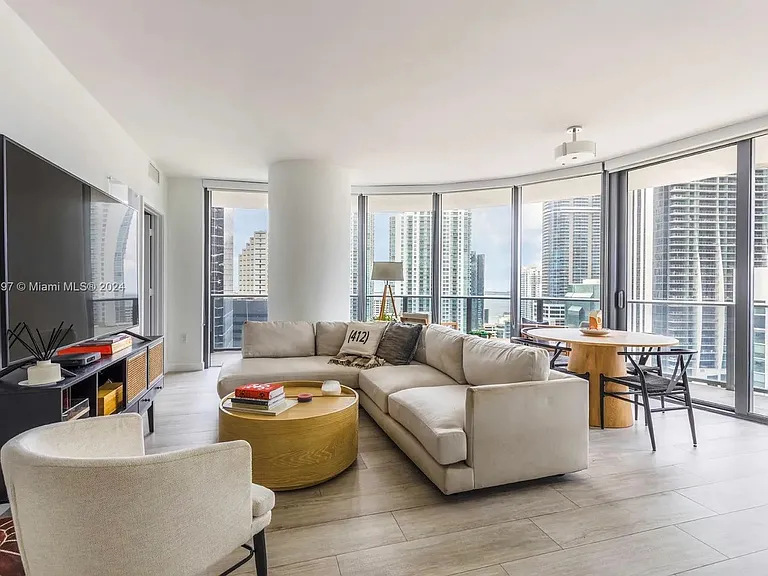 45 SW 9th St #2103 — Photo 4