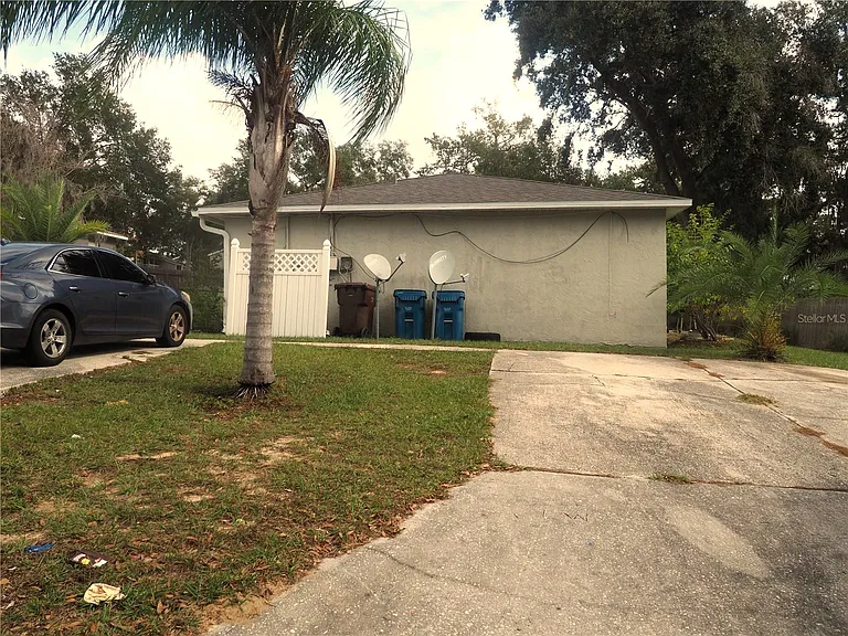 729 Greenleaf Ln #729 — Photo 2