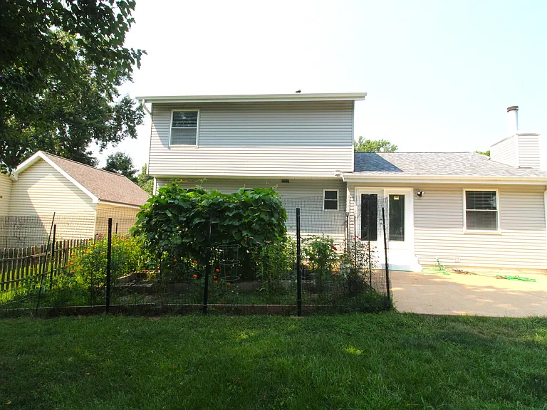912 Oakwood Farms Ln — Photo 3