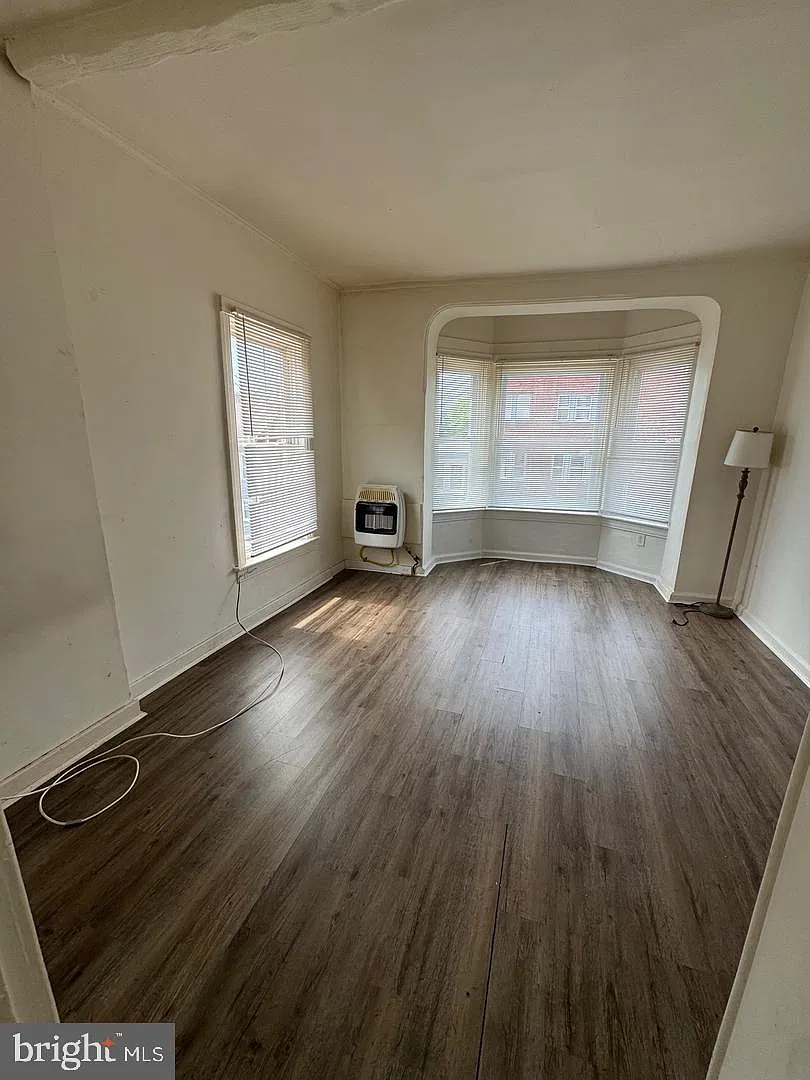 3 bed, 1.0 bath, 700 sqft, $1,100 — Photo 3