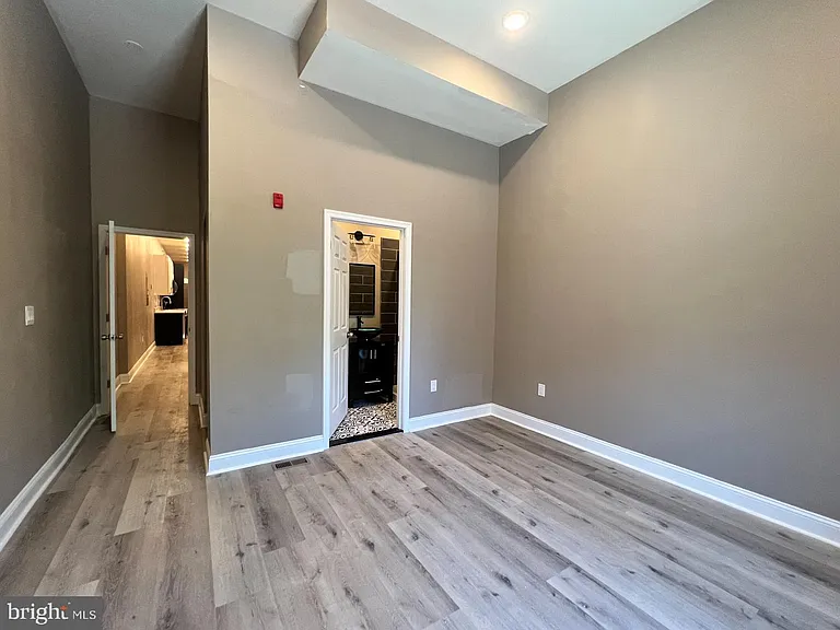 1429 W Diamond St #1R — Photo 9