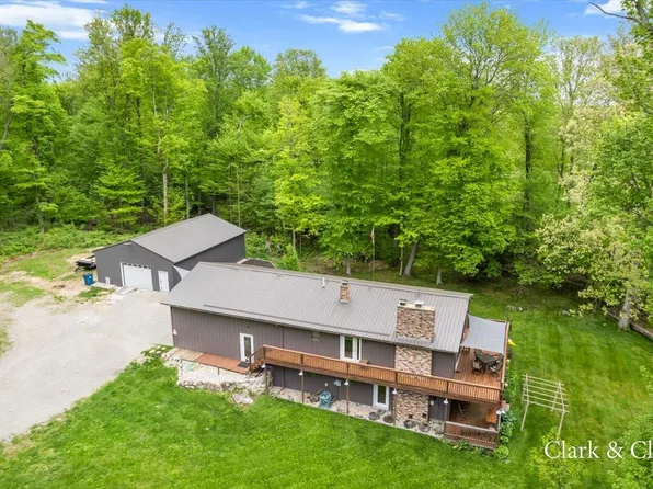 3375 W 56th St, Fremont, MI 49412