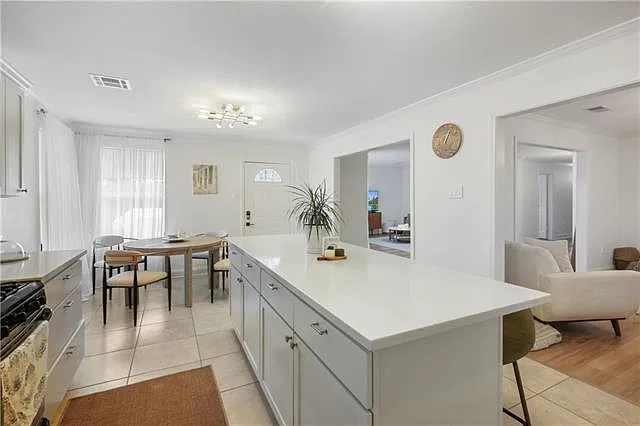 3 bed, 2.0 bath, 1900 sqft, $3,000 — Photo 4
