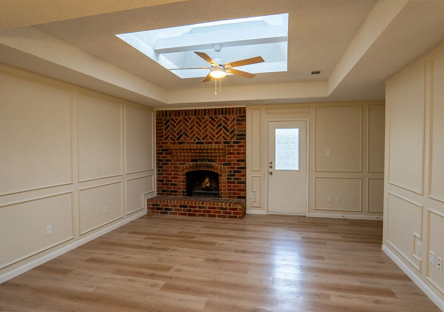 Gorgeous Two Bedroom, Two Bathroom, Two Car Garage Duplex in North Richland Hills! — Photo 2