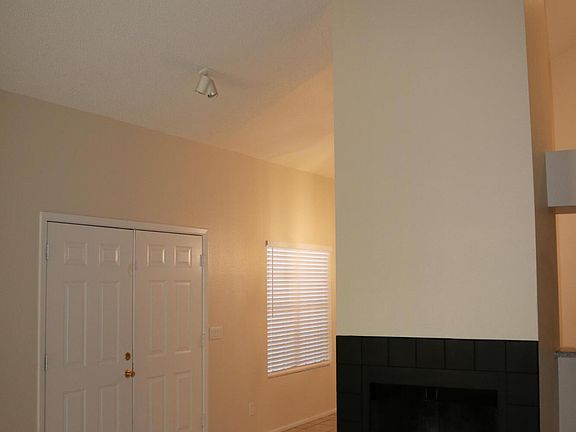 3rd image of 8956 W INDIANOLA Avenue
