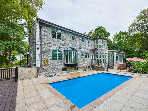 26 Rivers Drive, Great Neck, NY 11020