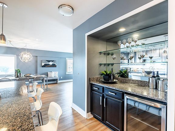 5th image of 2200 Victory Pkwy Unit 1406