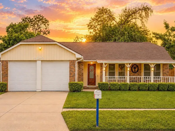 2822 Virginia Colony Dr, Webster, TX 77598