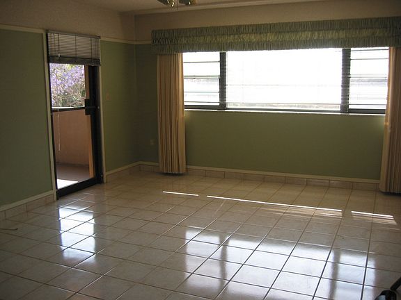LIVIING ROOM/DR ROOM