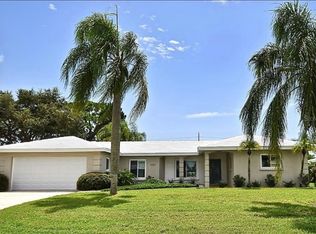 1952 Mid Ocean Cir, Sarasota, FL 34239