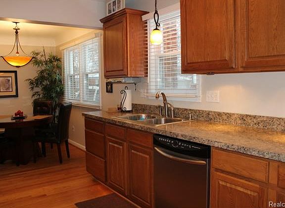 4th image of 34993 Parkdale St