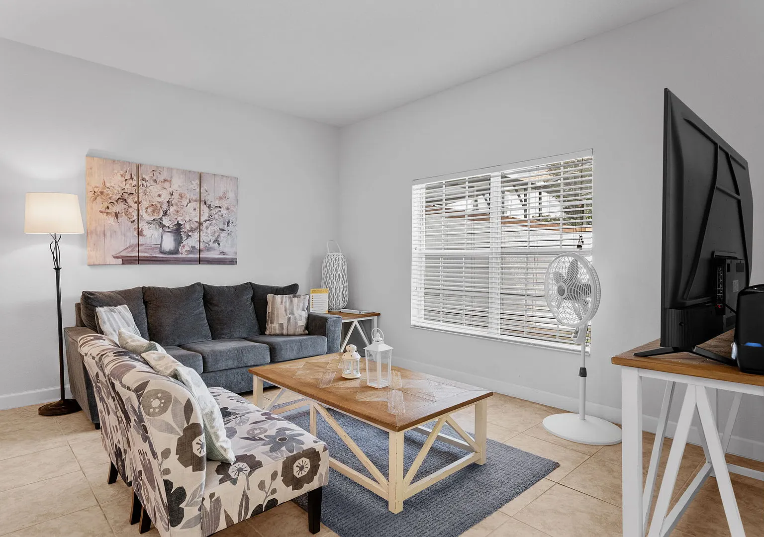 Townhome 4BR with Pool at Storey Lake — Photo 1