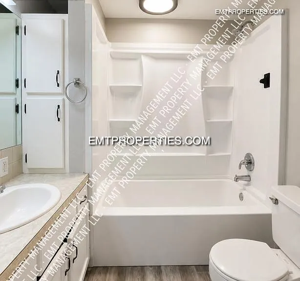 1301 W 5th St #1 — Photo 8